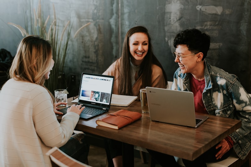 Estudantes aprendendo online